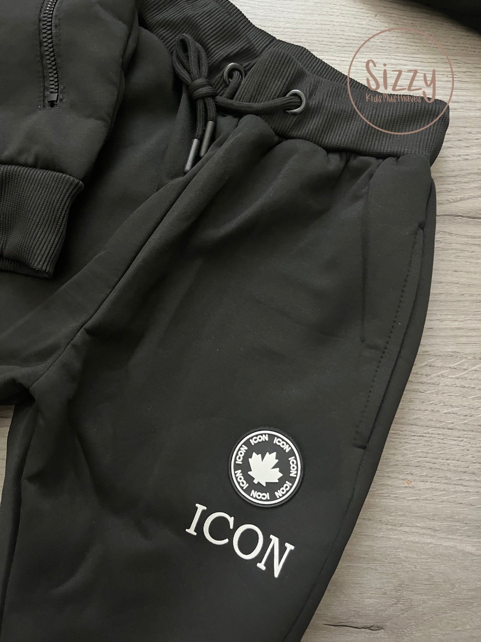 Icon trainingspak capuchon - zwart broek
