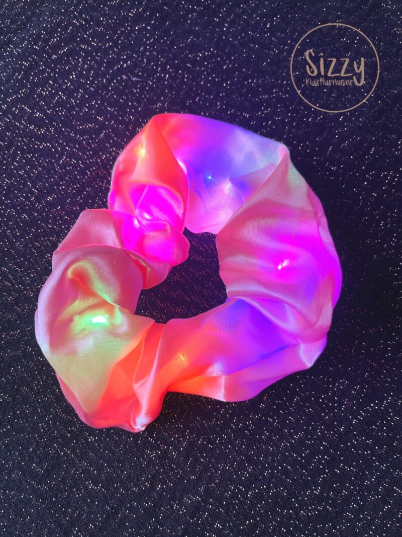 Roze scrunchie met multicolor lichtjes